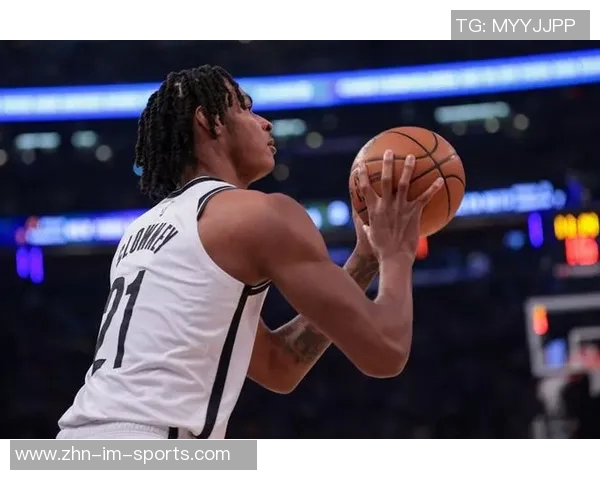 克洛尼首节火力全开四记三分狂砍13分1板1断展现神准外线能力