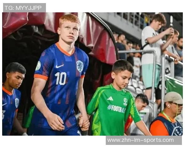 水晶宫追逐19岁荷兰新星斯米特面临曼联皇马强劲竞争